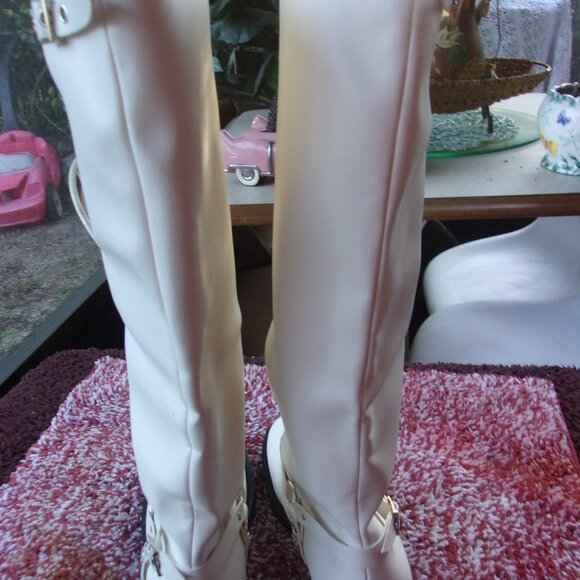 PINK KISS WHITE FAUX LEATHER BUCKLE ACCENT KNEE HIGH LADIES BOOTS SZ 9 BRAND NEW - Picture 2 of 6